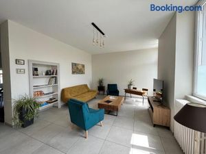 Image of École rénovée avec terrasse, 3 chambres, draps, ménage et chauffage inclus - FR-1-591-344