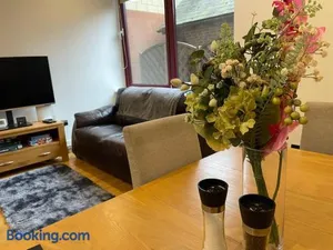 Image of Modern apartment 4 mins from Gatwick
