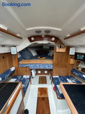 Image of Nuit insolite sur un bateau au Havre