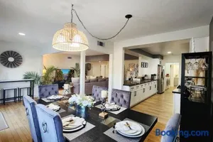Image of Stylish Ranch with Gorgeous Swimming Pool & Piano
