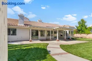 Image of Stylish & Bright ~ Huge Backyard ~ King Beds ~ Pkg