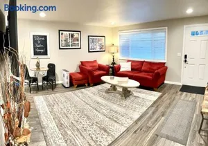 Image of Beautiful, well-stocked home - sleeps 7!