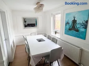 Image of City Centre House - 5 bedrooms - sleeps 9 - parking