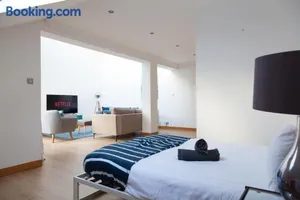 Image of Weekly & Monthly stays in Penthouse for Contractors or Leisure Single or Superking beds available