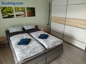 Image of Geräumiges Zimmer mit Doppelbett, Bad und Küche