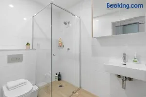Image of 02P Bright 2Bedroom Abnb Style Apt nr Westfield with Free Parking