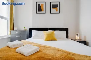 Image of Entire 5 Bedroom home in Birkenhead-Free Parking, Group & Family-Friendly, Free Internet