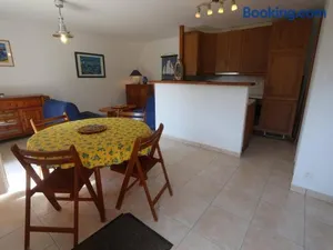 Image of Appartement avec jardin proche plage et port, 2 chambres, parking privé, équipements complets - FR-1-481-56