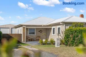 Image of Fish Cottage Ulladulla - Linen not supplied - 3 bedroom house - sleeps 8 - pet friendly
