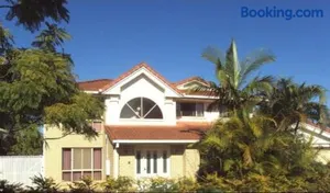 Image of Air conditioned Floral Youth House 5mins walk to shopping centre city bus station