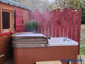 Image of JOLIE ROULOTTE AVEC SON SPA