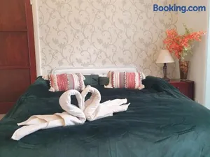 Image of Beautiful Double En-suite Room, separate entrance, Ilford, Central line Gants Hill, free parking
