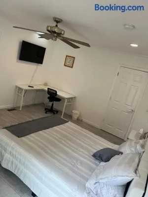 Image of Cozy private suite 5 min from Saint Francis Hospital and Woodland Hills Mall