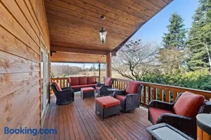 Image of Lodge-Style Retreat 10 Acres King Beds