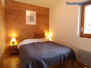 Image of 3 pièces cosy : Jardin, Wifi, Parking, 700m des pistes, 50m des commerces - FR-1-572-44