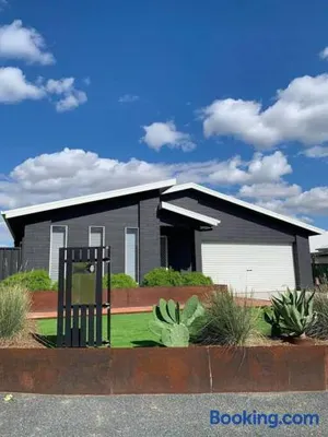 Image of On the Park- Beautiful 4 Bedroom &-3 Living Area Home 100m to Parks and Shopping Centre