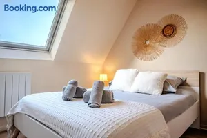 Image of Cocon Sous les Toits - Proche Centre Ville - Parking Gratuit - Commerces à Proximité