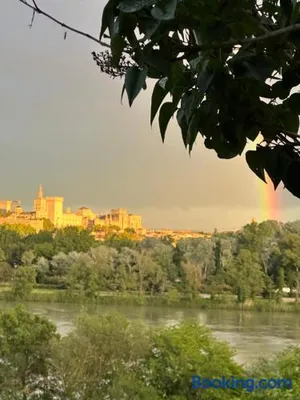 Image of Charmante PETITE MAISON avec vue panoramique, en centre historique, proche d'Avignon, ancienne, rénovée, climatisée, terrasse, parking public gratuit