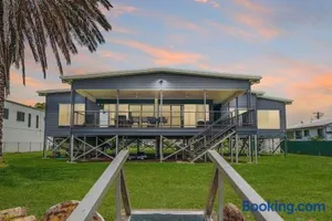 Image of Pumicestone Paradise, Waterfront, sleeps 10, Meldale