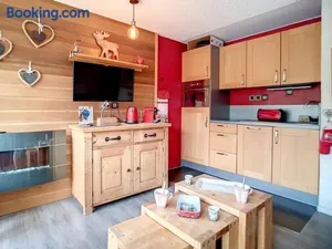 Image of Studio rénové aux Menuires, départ skis aux pieds - FR-1-344-840