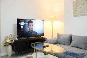 Image of F2S SERVICED APARTMENTS 2Bedroom Terrace house with Free Wifi Netflix Suitable for Contractors walking distance to Train station