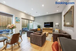 Image of Large Modern One Bedroom Apartment (nearly 800 ft)