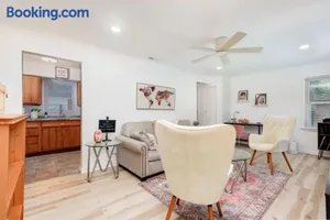 Image of Lovely Landing Pad near Lambert Airport 3 bed bath