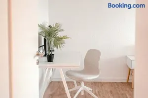 Image of Apartment mit Küche, Arbeitsplatz und XXL Sofa