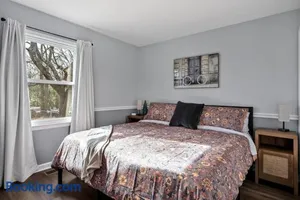 Image of Downtown Gem, 2 Kings, 1 Queen, Newly Renovated