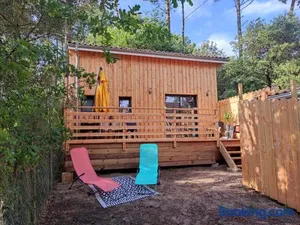 Image of Lodge 2 étoiles la tête dans les pins les pieds dans l eau