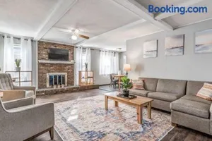 Image of Mins from Parks Hiking & Dining- Brick Bungalow