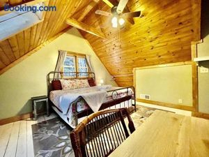 Image of 1 bedroom with a loft and hot tub cabin 45 minutes to Asheville