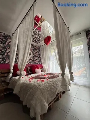 Image of Romantisme et glamour 2 avec spa , clim et jardin