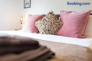 Image of Maltings House Cosy and Stylish 2 bedroom flat near the city centre with free parking and ensuite rooms