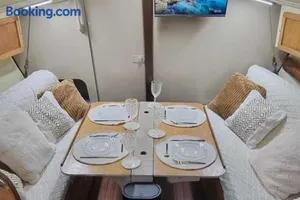 Image of Nuit romantique sur un bateau à Deauville