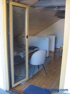 Image of #4 Dachstudiozimmer mit 2 Betten und Balkon mit WG Bad Airport nah freies W-Lan