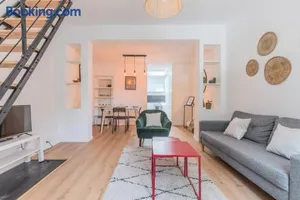 Image of 2 BR house w/ terrace, near train stations & metro
