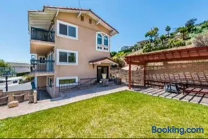 Image of Hilltop Oasis Near Palos Verdes