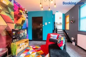 Image of Vibrant Funkily Decorated 2 Bedroom 4 Beds Central Location