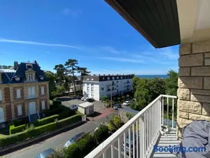 Image of Les Pins Penchés