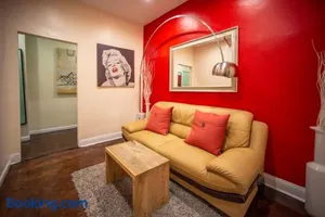 Image of private room in a shared apartment 15 minutes to times square!