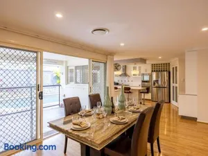 Image of Mins to Shop n Lake 4 beds family retreat with pool