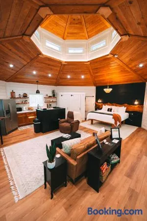 Image of Romantic Gazebo Cottage W Hot Tub & Pond