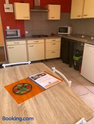 Image of Appartement indépendant, terrasse couverte, rouge