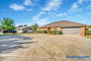 Image of Oaklawn Retreat - 4 Bedroom - Sleeps 10 - Fireplace