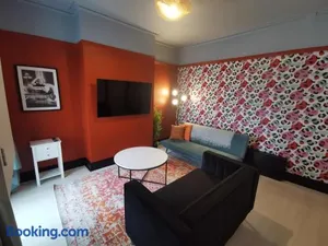 Image of Large 5 Bed House, 9 Beds + Parking + 3 bathrooms