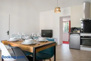 Image of Magnifique T2 classé trois étoiles, hypercentre Rochefort, arrivée autonome