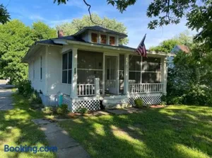 Image of Lovely 2 Bedroom Cottage Just Off Orange Lake!