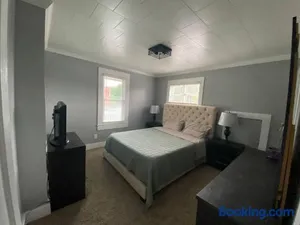 Image of 3bed 2bath nestled in cozy Grandview neighborhood