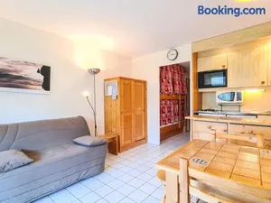 Image of Studio rénové avec balcon sud, casier à ski, proche pistes et commerces - FR-1-425-156